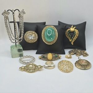 BEST READBAKER'S DOZEN OF VINTAGE PINS, 2 PENDANTS